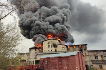 Vzplála cihelna v Kadani, jeden člověk se nadýchal kouře