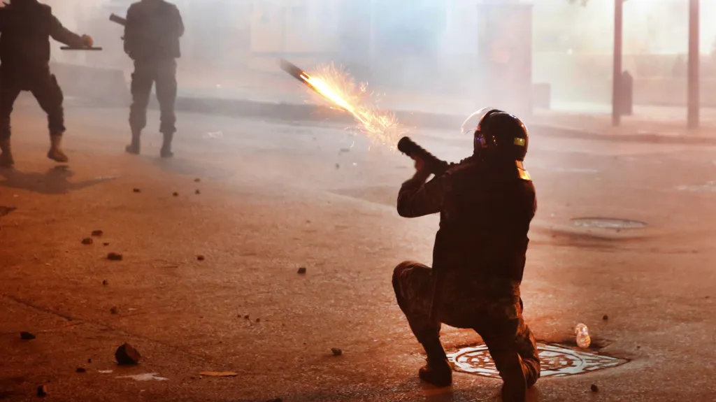 Policie v Bejrútu nasadila při protestech i slzný plyn