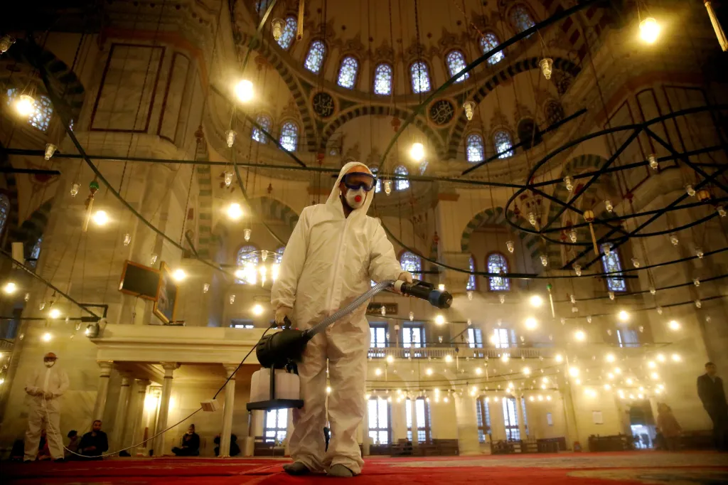 Čištění bylo nutné provést také v mešitě v tureckém Istanbulu