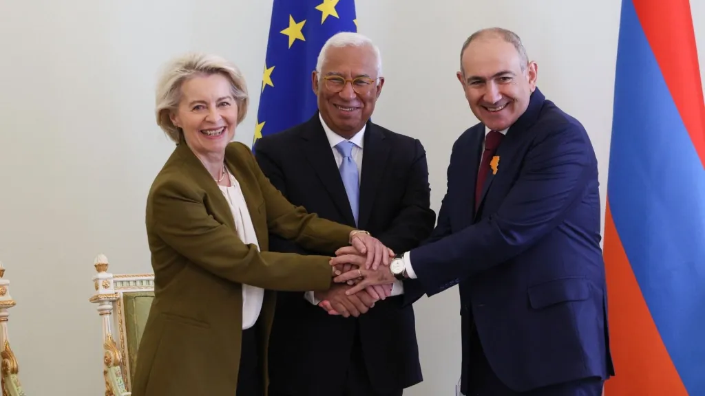 Šéfka Evropské komise Ursula von der Leyenová, předseda Evropské rady António Costa a arménský premiér Nikol Pašinjan