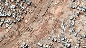 Satelitní snímek ukazuje město Derna po záplavách