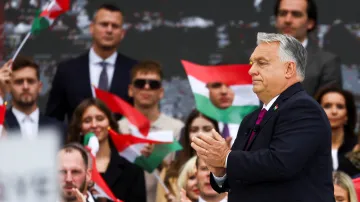 Maďarský premiér Viktor Orbán tleská po projevu k 69. výročí maďarského povstání