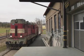 Nákladní dopravu má převést na koleje třeba zdražení mýta. Vlečky zatím dál mizí