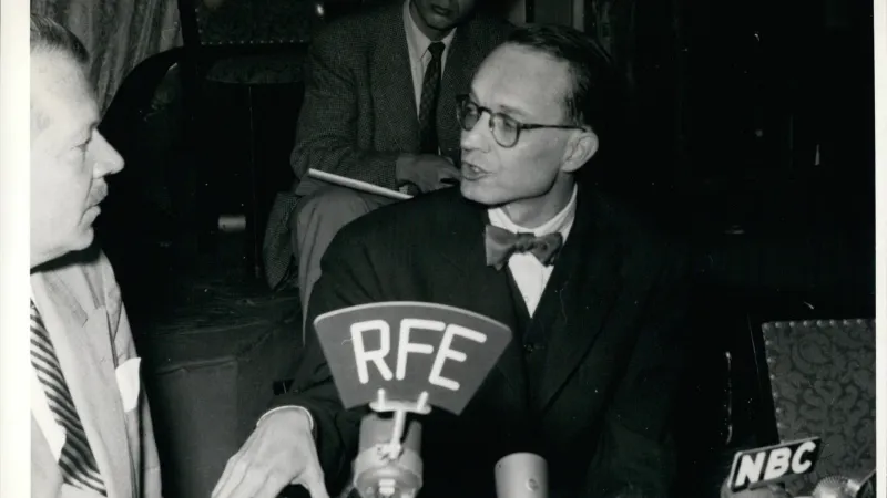 William Oatis po propuštění u mikrofonu rádia Svobodná Evropa