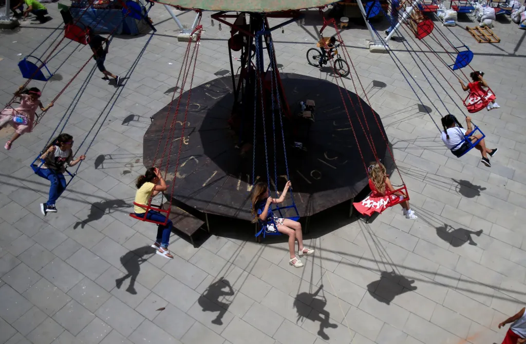 Konec půstu se v posledních letech začal výrazně měnit a v náboženském svátku se projevuje čím dál více komerční vliv. Děti na kolotoči v libanonském Sidónu