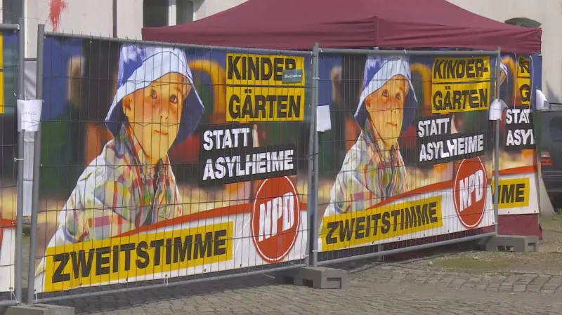 Školky místo ubytoven pro azylanty, slibovala NDP na volebních plakátech