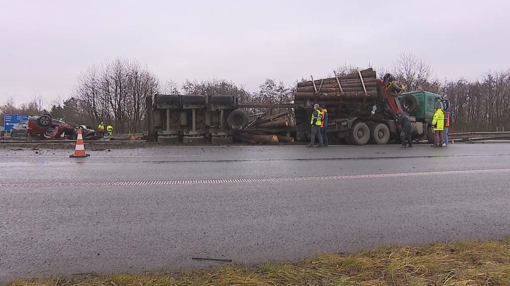 Události: Vyšetřování nehody kamionu s kládami