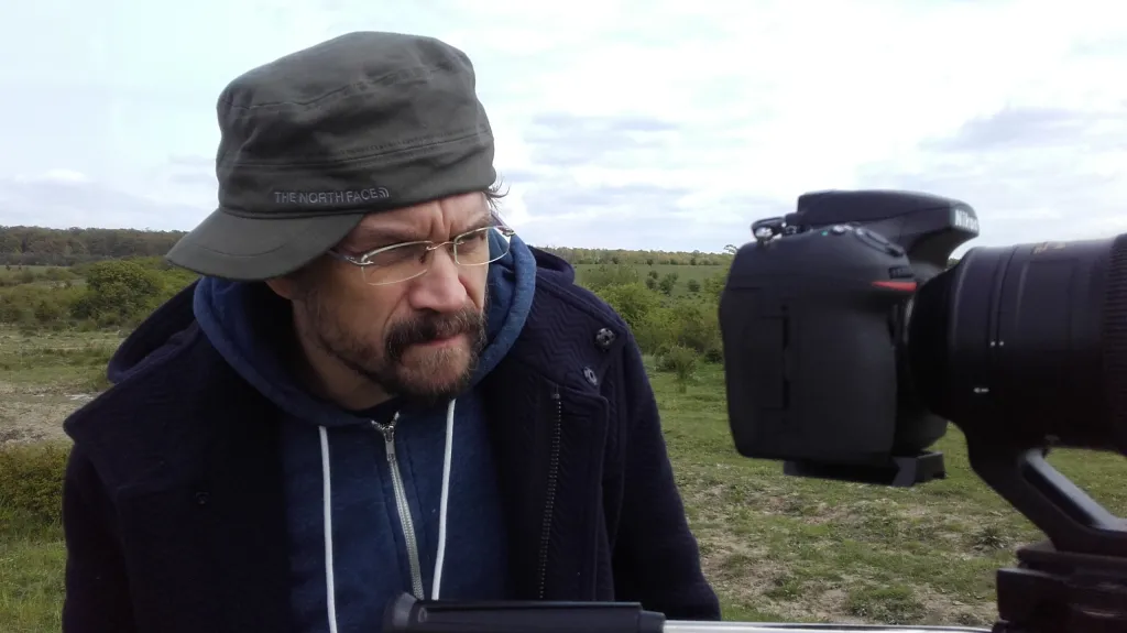 Češi zachraňují… (seriál). Hudebník a „vážkolog“ Dan Bárta se vydá po stopách ohrožených druhů zvířat a také jejich zachránců – českých přírodovědců