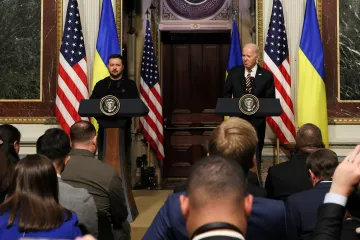 Biden ujistil Zelenského o americké podpoře, další pomoc ale naráží u republikánů v Kongresu