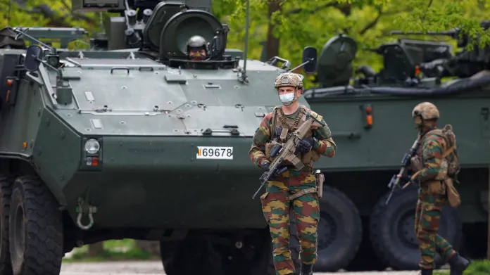 Belgická armáda je v pohotovosti a pomáhá s hledáním nebezpečného muže