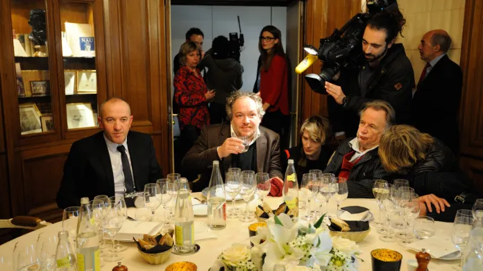Goncourtova cena 2015: uprostřed vítěz Mathias Enard