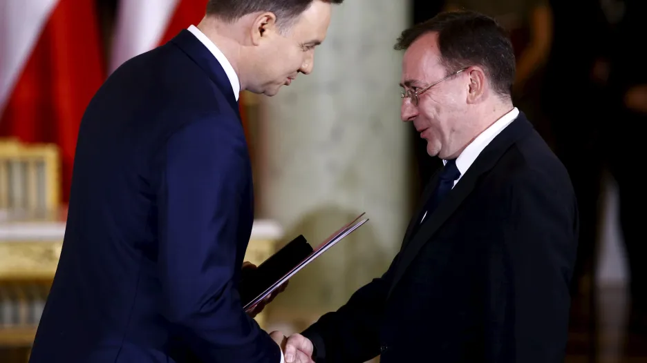 Andrzej Duda předává Kamińskému jmenovací dekret do nové polské vlády