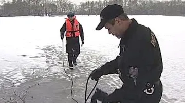 Policisté měří sílu ledu