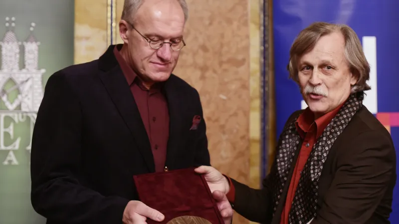 Petr Kotyk (vlevo) přebírá od předsedy Českého PEN klubu Jiřího Dědečka ocenění