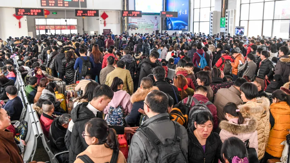 Pasažéři na nádraží v Čeng-čou
