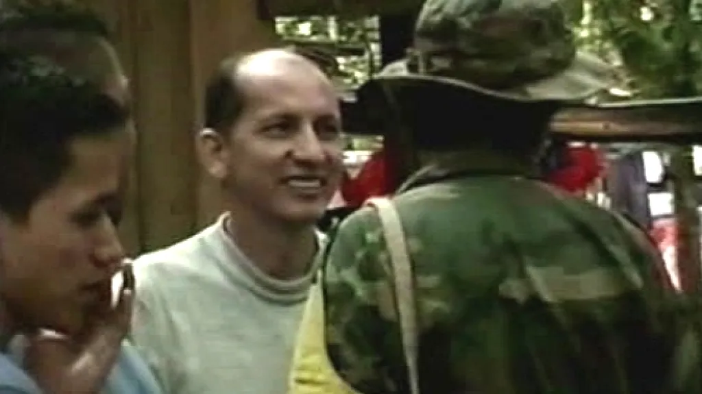 Kolumbijská armáda s osvobozeným rukojmím