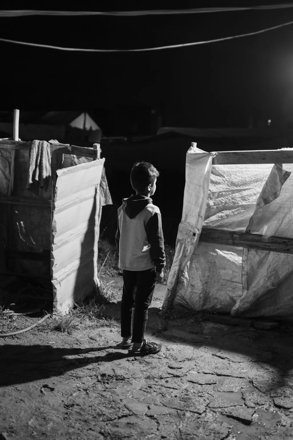 Když takzvaný Islámský stát v roce 2014 okupoval severní Irák, jeho bojovníci zmasakrovali kolem pěti tisíc Jezídů. Ženy a dívky byly uneseny a nuceny k sexuálnímu otroctví a chlapci museli cvičit jako vojáci. Zhruba půl milionu Jezídů bylo vysídleno, mnozí nyní žijí v uprchlických táborech v Iráku
