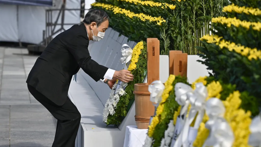 Japonský premiér Jošihide Suga klade věnec na pomník