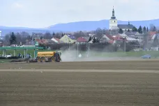 Zemědělci hnojí čistírenskými kaly. Na zápach si stěžují i lidé z centra Olomouce