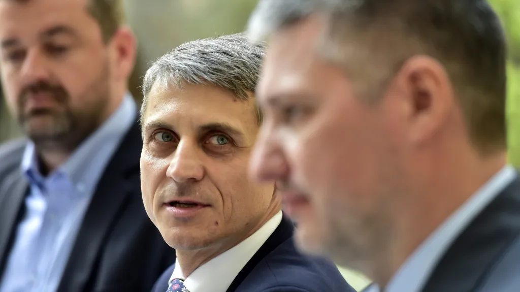 Jednatel CzechToll Robert Ševela (uprostřed) a generální ředitel SkyToll Matej Okáli (vpravo)