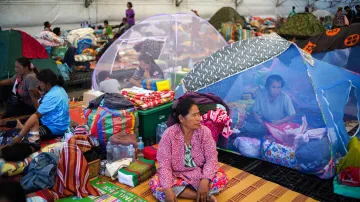 Evakuovaní lidé odpočívají v provizorním útočišti během střetů mezi Thajskem a Kambodžou