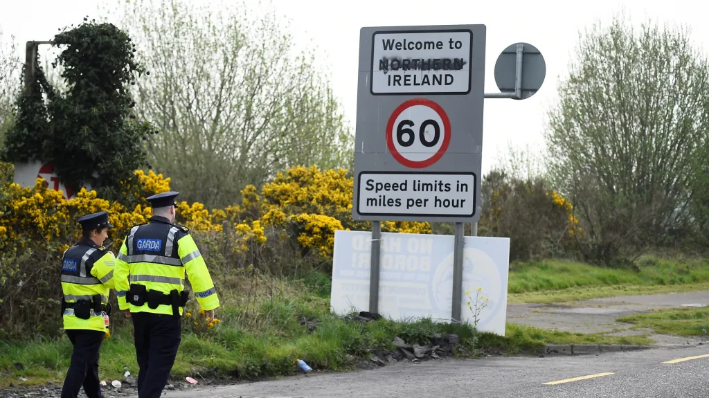 Policisté na hranici mezi Irskou republikou a Severním Irskem