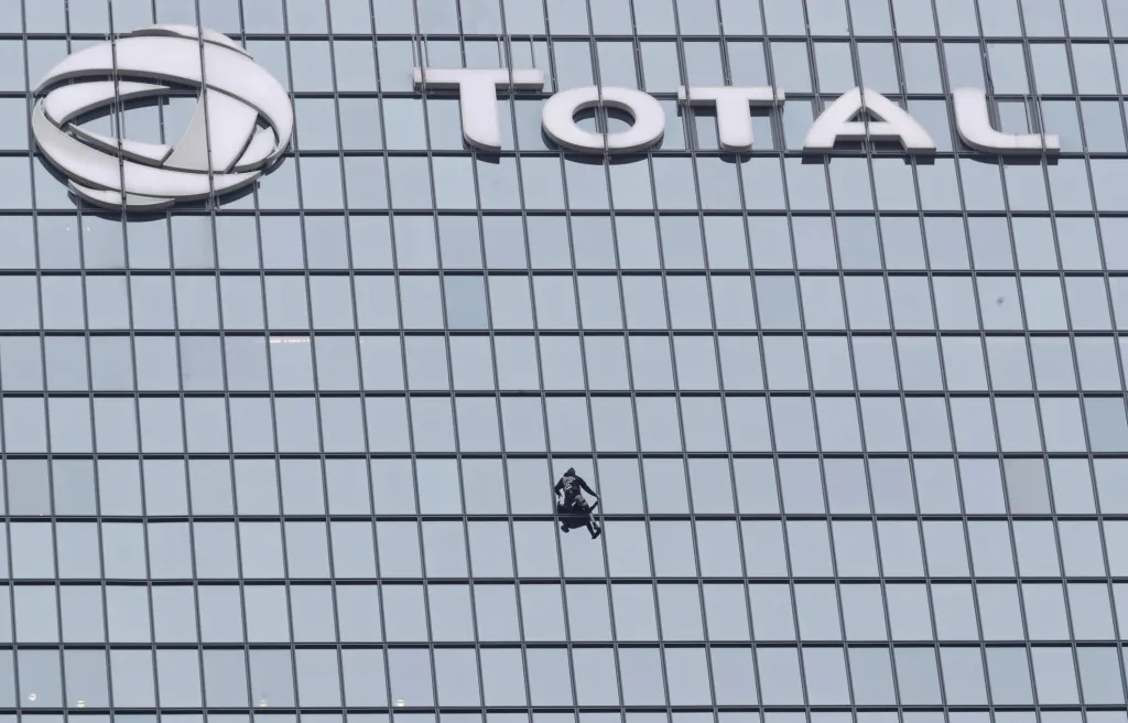 Alain Robert pokořil budovu Total v pařížské čtvrti La Défense