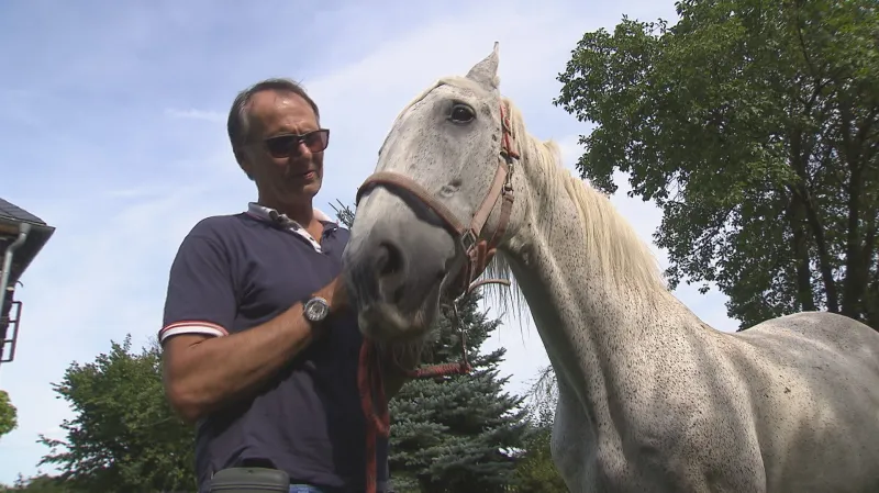 Herec Marian Roden s hlavním zvířecím hrdinou filmu