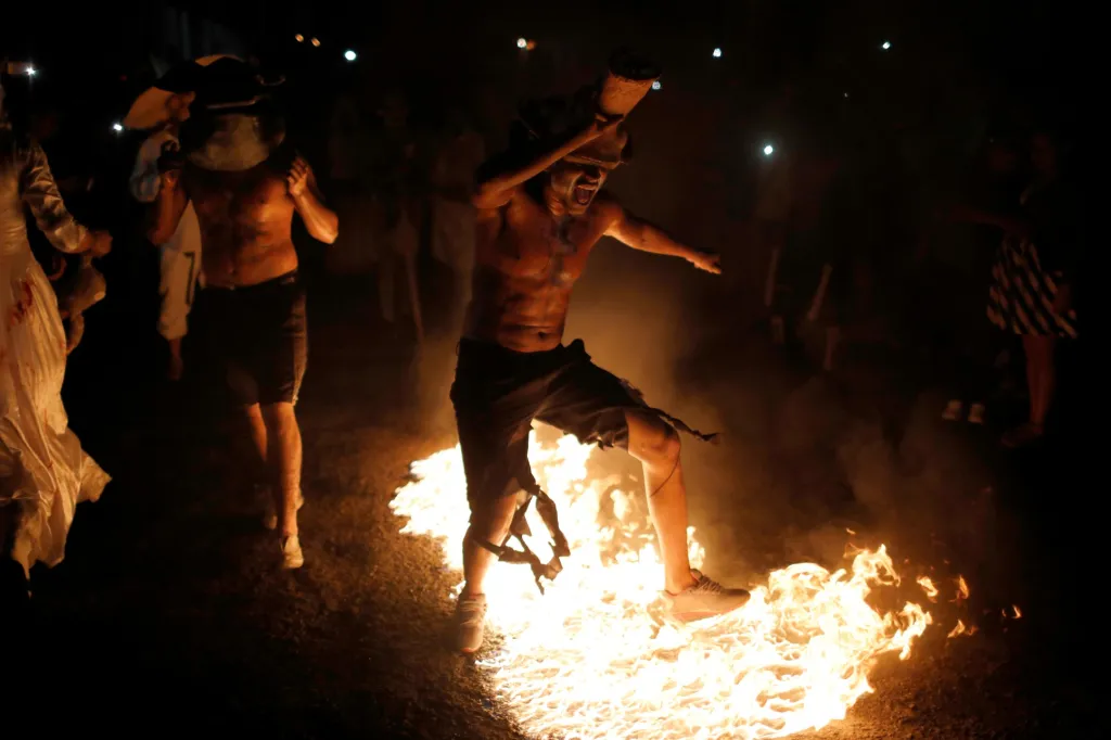 V San Salvadoru se mladí lidé účastní oslavy „La Calabiuza“. Nese se v rytmu tance a umění práce s ohněm.