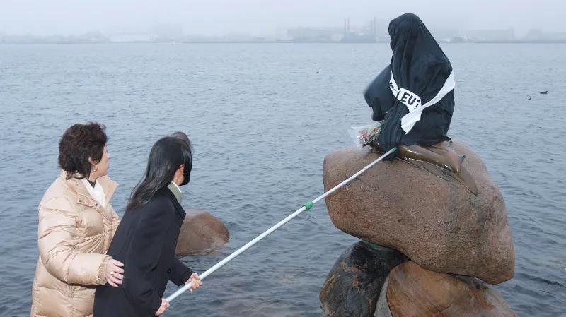 Malá mořská víla v burce (2004)