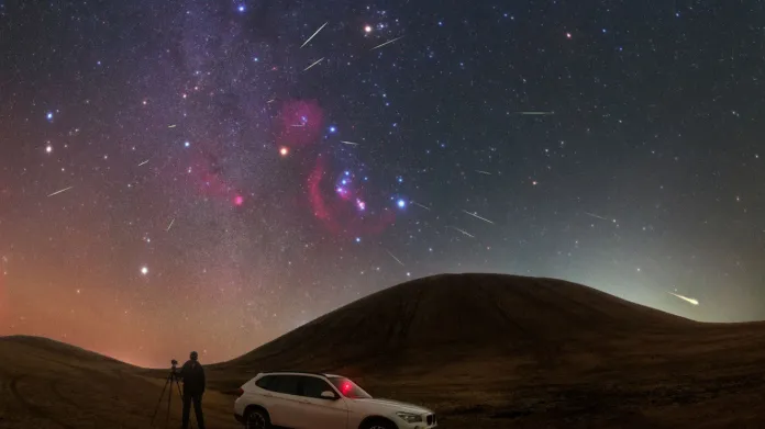 Maximum Orionid v roce 2017 nad Mongolskem. Orion je sedm jasných hvězd připomínajících motýla ve směru nad autem