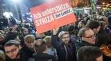 "Podporuji Syrizu," hlásá plakát s logem německé levicové strany v rukou jednoho z příznivců řeckého hnutí Syriza.
