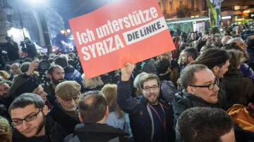"Podporuji Syrizu," hlásá plakát s logem německé levicové strany v rukou jednoho z příznivců řeckého hnutí Syriza.