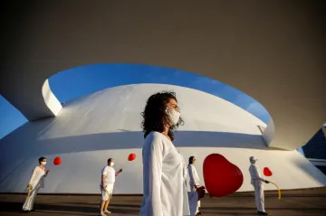 Týden obrazem: Demonstrace za lidství, návrat volnosti a zahrady jako malované