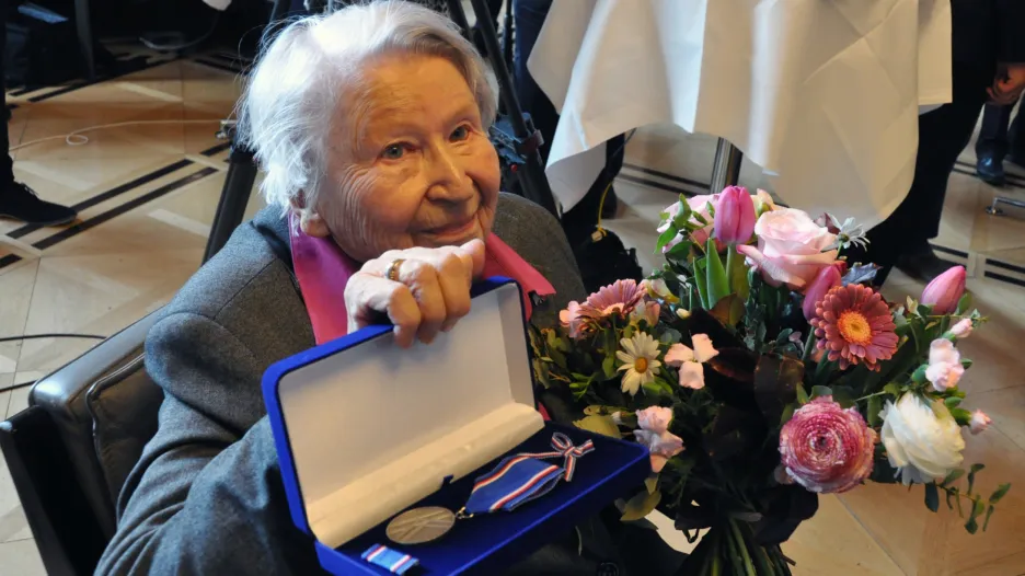 Olga Sipplová s Medailí Karla Kramáře