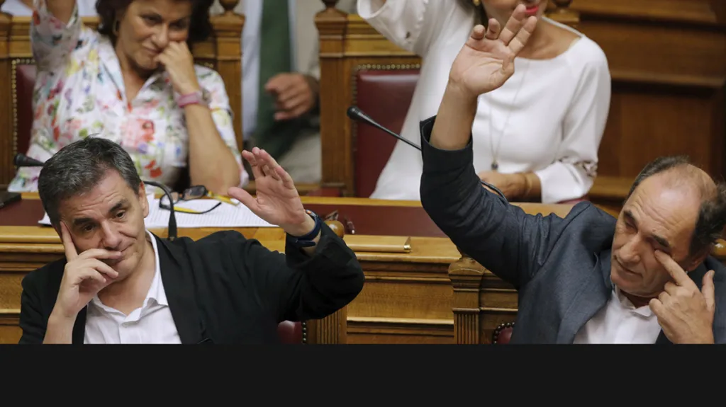 Ministr financí Euklidis Tsakalotos a ministr hospodářství Jorgos Stathakis na jednání řeckého parlamentu
