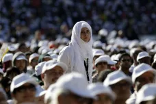 Na papežovu mši v Abú Zabí přišly i tisíce muslimů. Nejste sami, vzkázal František katolíkům