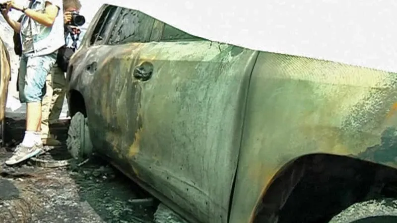 Následky žhářského útoku na vozidla OBSE na Ukrajině