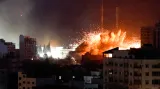Kouř a plameny po útoku izraelských sil ve městě Gaza