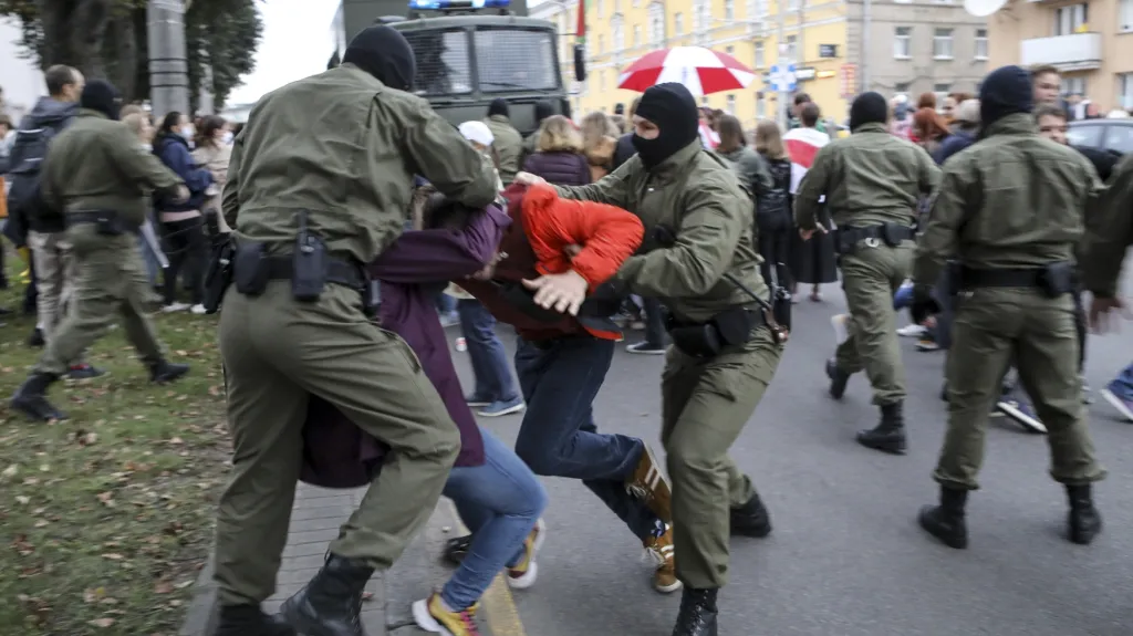 Maskovaná policie v Minsku zasáhla proti demonstrantům