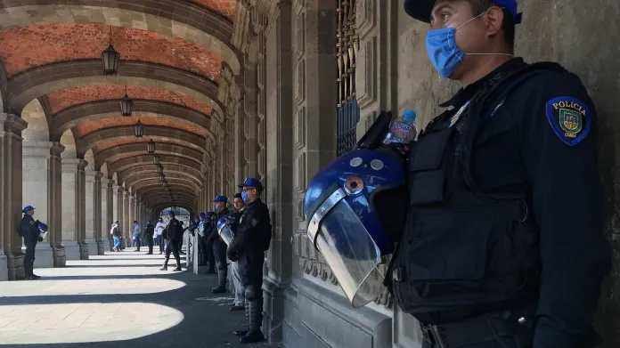 Mexičtí policisté s rouškami