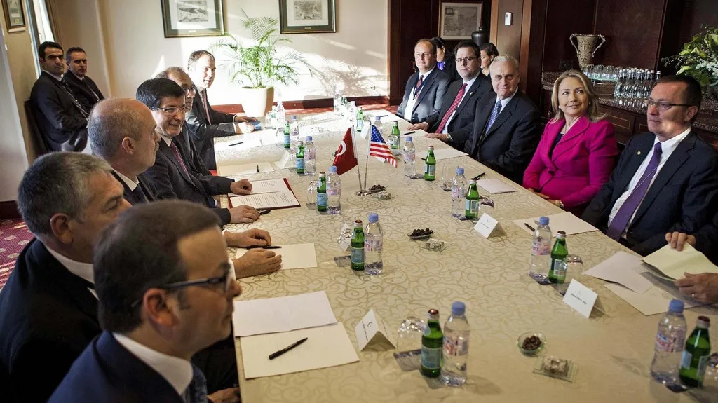 Hillary Clintonová na konferenci Přátel Sýrie v Istanbulu