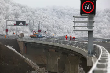 D8 se v sobotu otevře s omezením. Kvůli nestabilnímu svahu