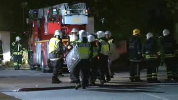 Švédská policie se pokouší bránit hasiče