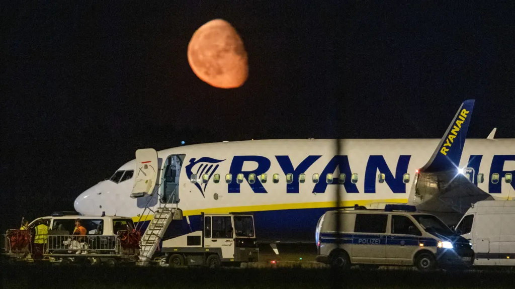 Německá policie prohledala letadlo Ryanair, které nečekaně přistálo v Berlíně