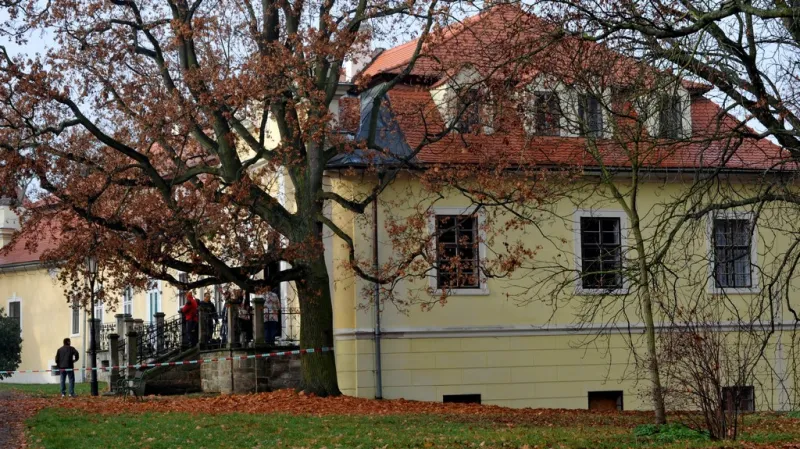 Zámek v Peruci, odkud byly ukradeny obrazy Emila Filly