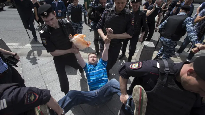 Ruská policie odnáší Nikolaje Alexejeva, aktivistu podporujícího práva gayů