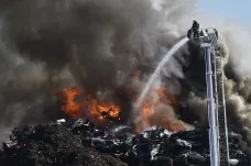 Dvanáct hodin bojovali hasiči s požárem autovrakoviště v Ostravě. Pomáhaly i vrtulníky s bambivakem