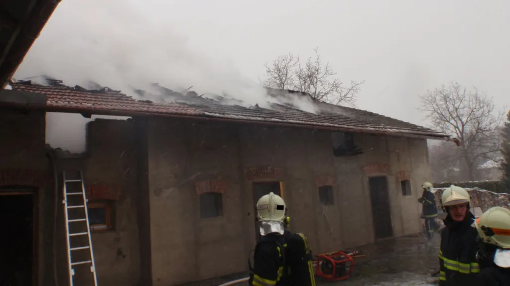 Požár střechy rodinného domu ve Chvalčově