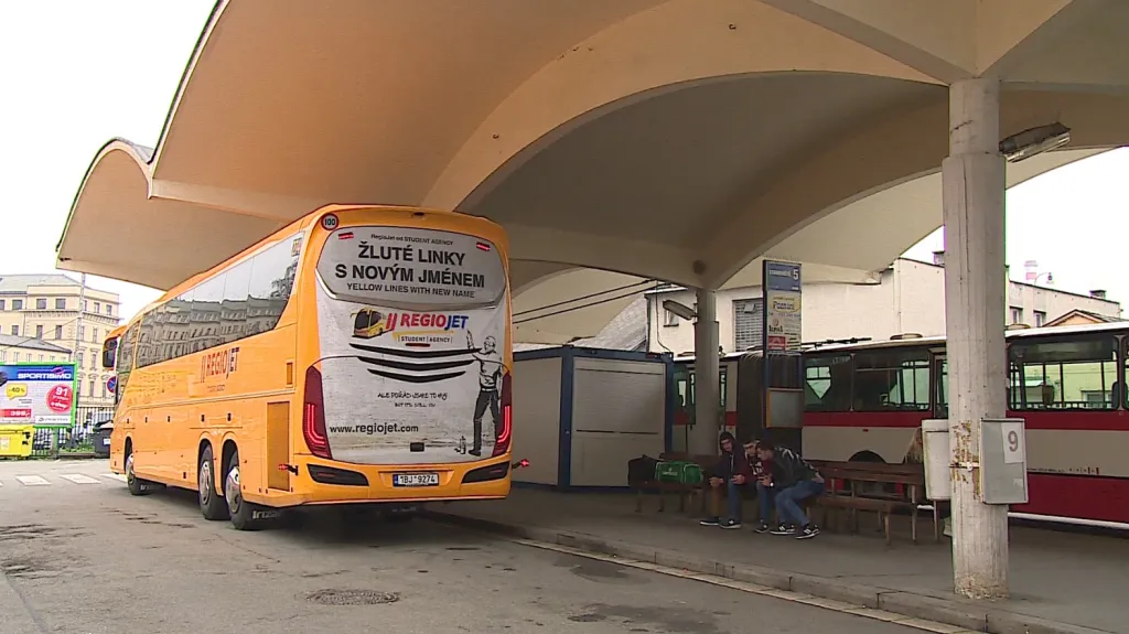 K autobusovému nádraží „u Grandu“ zajíždějí především autobusy RegioJet